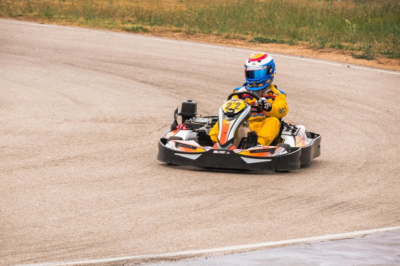 Comment améliorer ses performances en karting : techniques avancées pour 2026