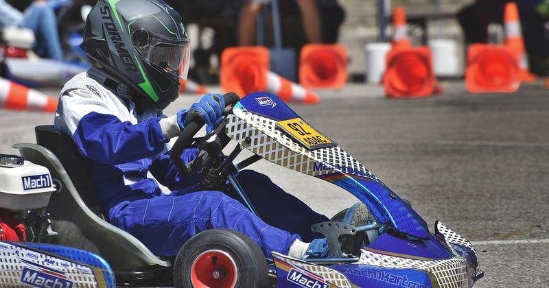Choisir sa combinaison de karting : le guide adapté à votre pratique